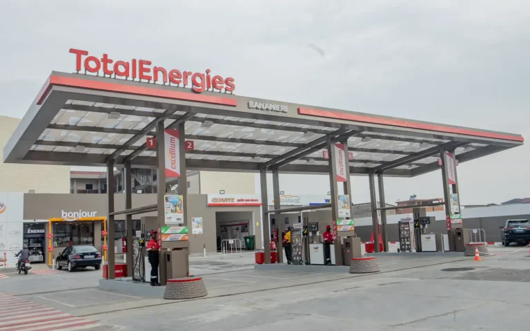 Station service TotalEnergies équipée de panneaux solaires à Abidjan