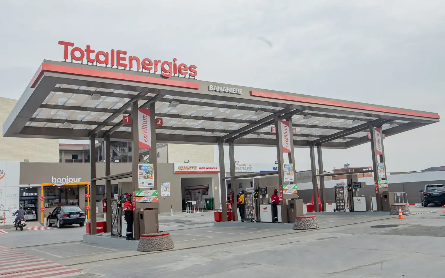 Station service TotalEnergies équipée de panneaux solaires à Abidjan