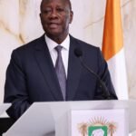 Alassane Ouattara s exprimant au pupitre