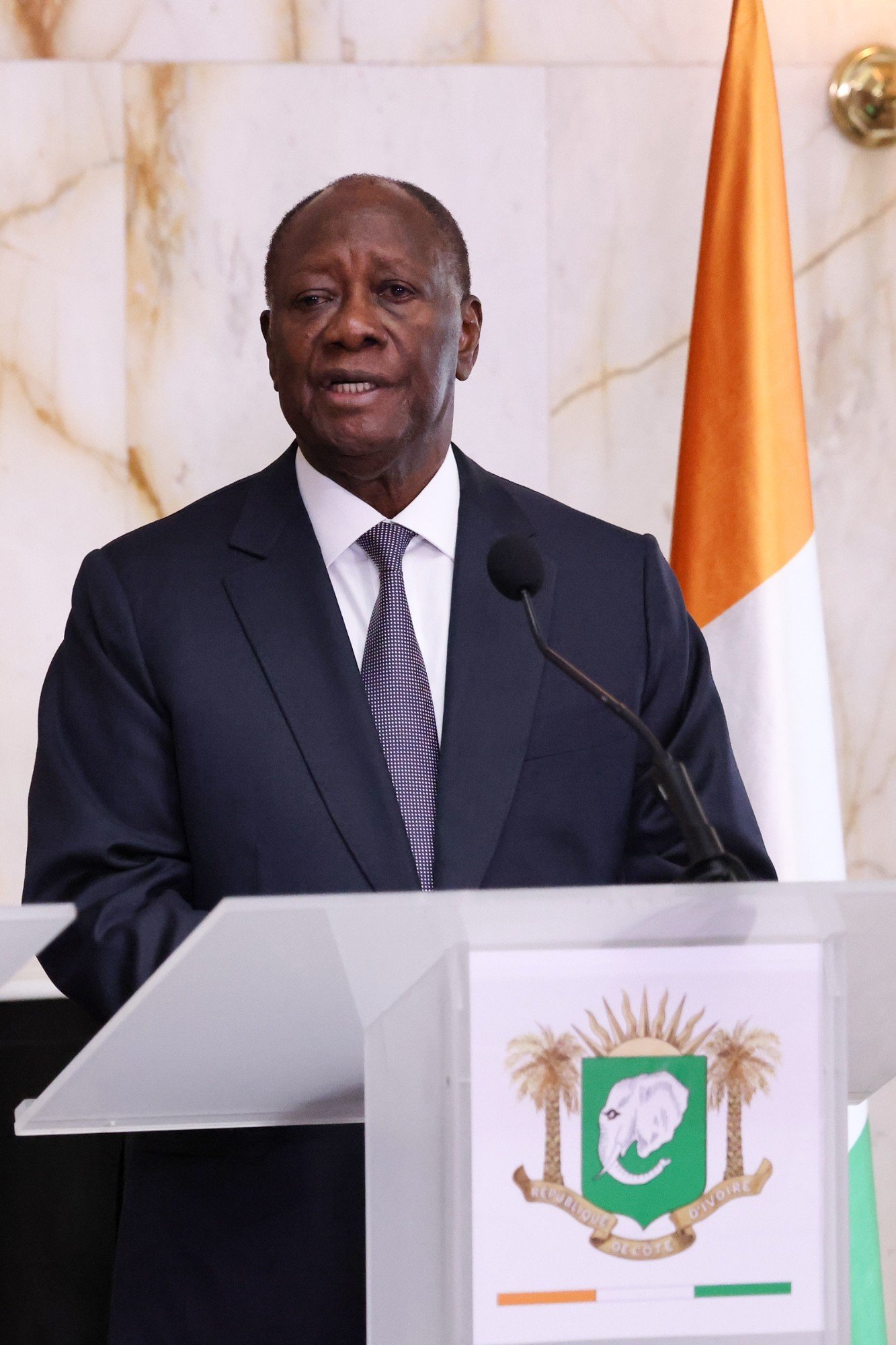 Alassane Ouattara s exprimant au pupitre