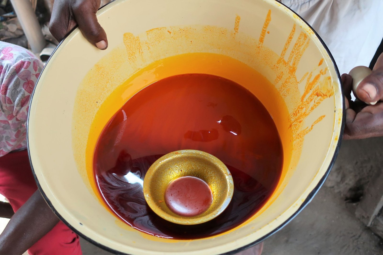 Huile de palme brute dans une bassine émaillée