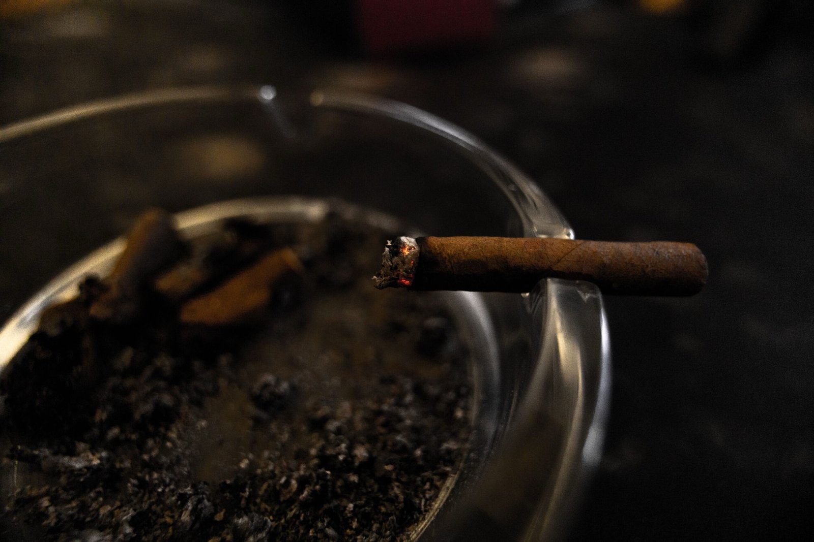 Cigare posé sur un cendrier, illustration de l’article sur la SITAB, Société Ivoirienne des Tabacs